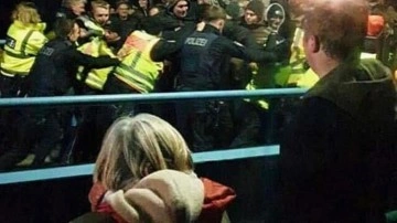 Alman bakana protesto: Feribottan inişi engellendi