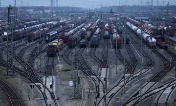Almanya’da demiryolu ve havayolu çalışanlarından grev
