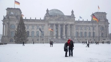 Almanya'da yoğun kar yağışı: 320 uçuş iptal edildi