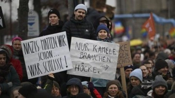 Almanya'da yüz binler, aşırı sağcılara karşı sokağa indi