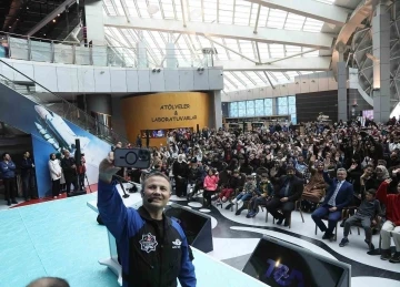 Alper Gezeravcı uzay yolculuğu sonrası ilk gençlik buluşmasını Konya Bilim Merkezi’nde yaptı
