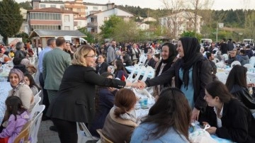 Altınova Belediye Başkanı Yasemin Fazlaca tarafından düzenlenen "Birlik ve Dayanışma" İftarında 4 Bin Kişi Bir Araya Geldi