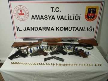 Amasya’da gazinoya operasyonda 6 ruhsatsız silah ele geçirildi: 6 gözaltı
