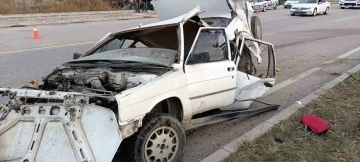 Amasya’da kazada otomobil hurdaya döndü: 2 yaralı
