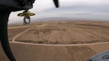 Amasyalı çiftçi tarlasına traktörle ‘Cumhuriyet’ yazdı, Mehmetçik tesadüfen helikopterle görüntüledi
