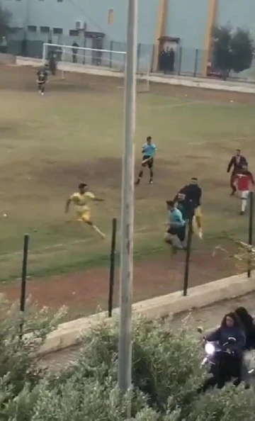 Amatör maçta futbolcu hakeme saldırdı