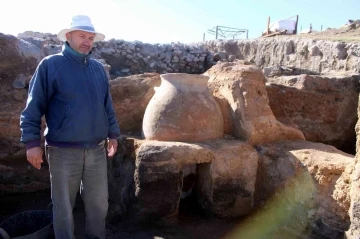Anadolu insanı 4 bin yıl önce tahıllarını dev küplerde saklamış
