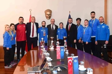 Anadolu Üniversitesi Rektörü Prof. Dr. Fuat Erdal madalya ve kupalarla dönen öğrencilerle buluştu
