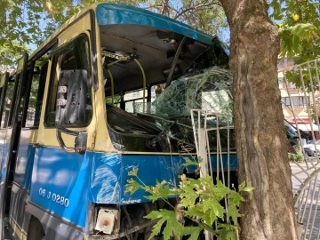 Ankara’da freni boşalan minibüs sitenin demir parmaklıklarına çarptı: 6 yaralı
