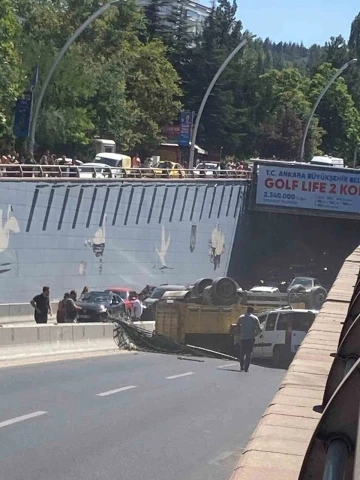 Ankara’da hafriyat kamyonu alt geçide düştü
