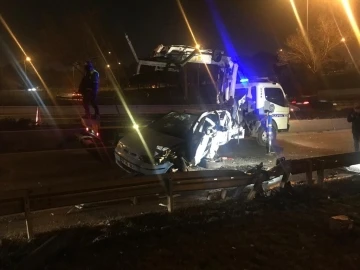 Ankara’da otomobil beton bariyerlere çarptı: 1 ölü, 1 yaralı
