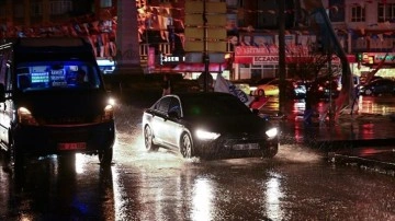 Ankara'da Sağanak Yağış Trafiği Felç Etti