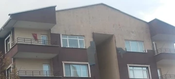 Ankara’da şiddetli rüzgar binanın dış kaplamasını uçurdu: 1 yaralı
