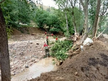 Ankara’da yaşanan sel felaketinde kaybolan bir kişiyi arama çalışmaları sürüyor
