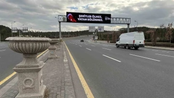 Ankara’daki ekranlara “Şehitler Ölmez Vatan Bölünmez” yazıları yansıtıldı
