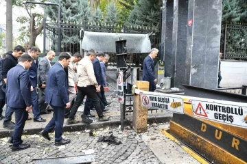 Ankara Valisi Şahin, terör saldırısının meydana geldiği olay yerinde incelemelerde bulundu
