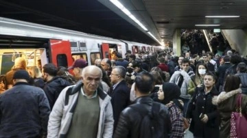 Ankara'da yine ulaşım kaosu... Metroda arıza, otobüste izdiham!