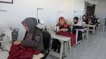 Anne sevgisiyle dikilen kıyafetler Gazze’deki çocukları ısıtacak
