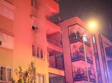 Antalya'da apartmanın ikinci katında çıkan yangın korkuttu