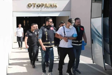 Antalya’da çeşitli suçlardan aranan 60 kişi yakalandı
