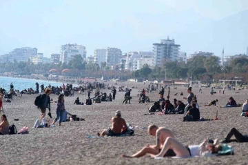 Antalya’da dünyaca ünlü sahilde yılın son yoğunluğu
