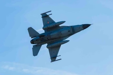 Antalya’da F-16’lar Cumhuriyet’in 100’üncü yılı için semadaydı
