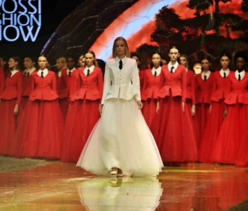 Antalya’da güzeller geçidi: Dünyaca ünlü modeller Antalya’da podyuma çıktı
