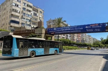 Antalya'da halk otobüsü şoförleri döviz maaşlı işleri seçince belediye afişle 150 şoför arıyor