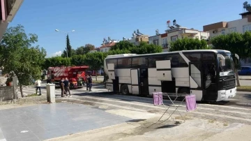 Antalya’da hareket halindeki otobüs yandı, yangın tüpünü ve çeşme hortumunu alan otobüse koştu
