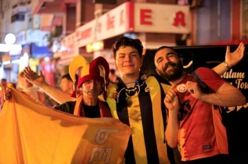 Antalya’da kutlamalara damga vuran dostluk görüntüsü
