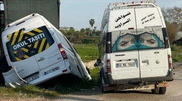 Antalya'da Öğrenci Servisi ile İşçi Taşıyan Minibüs Kaza Yaptı