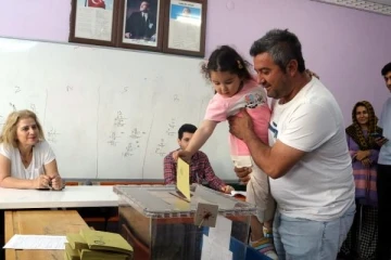 Antalya'da oy kullanma yoğun katılımla başladı