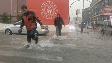 Antalya’da sağanak yağış hayatı olumsuz etkiledi

