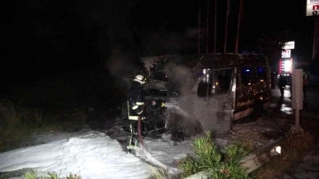 Antalya’da transfere giden tur minibüsü alev alev yandı, sürücü canını zor kurtardı
