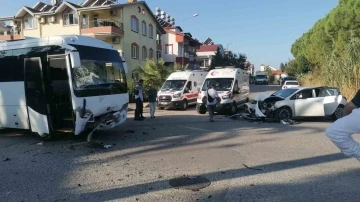 Antalya’da üç araçlı zincirleme kazada 3 kişi yaralandı
