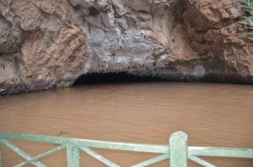 Antalya’da yağışlar sonrası Altınbeşik Mağarası’nda su seviyesi yükseldi
