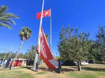 Antalya’da yenilenen dev Türk bayrağı ve Antalyaspor bayrağı göndere çekildi
