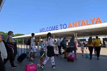 Antalya’ya hava yoluyla gelen turist sayısı 10 milyonu geçti
