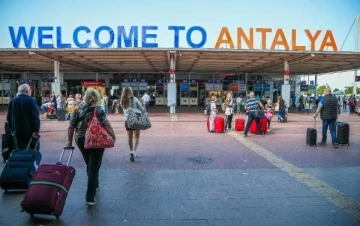 Antalya'ya uçakla 3,5 saatte, oteline 5 saatte ulaşan turist, trafikten bezdi