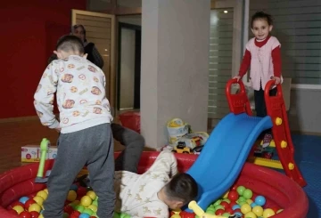 Antalyaspor Kaptanı, tesislerde ağırlanan depremzede çocuklarla oyun oynadı
