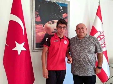 Antalyasporlu yüzücüler ödüllendirildi
