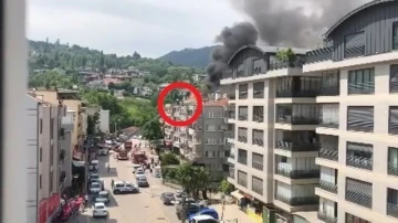 Apartmanda korkutan yangın, 3 kişi çatıda mahsur kaldı
