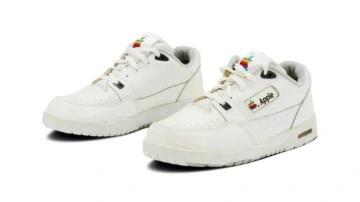 Apple'ın 1990'da çıkardığı ayakkabı açık artırmada