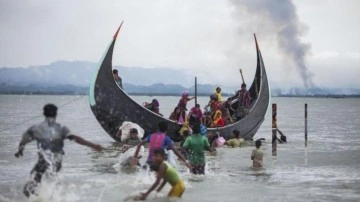 Arakanlı Müslümanları taşıyan tekne battı: 17 ölü