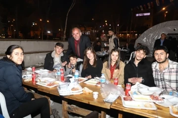 Ardahan’da belediyenin iftar yemeğine yoğun ilgi
