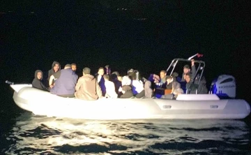 Arızalanan lastik bottaki 56 düzensiz göçmen kurtarıldı
