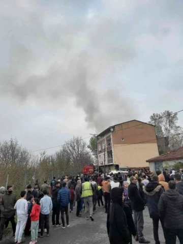 Arnavutköy’de gecekondu yangını, ev sahibi sinir krizi geçirdi
