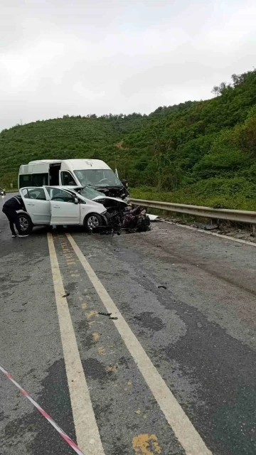 Arnavutköy’de minibüs ile otomobil kafa kafaya çarpıştı: 1 ölü, 7 yaralı
