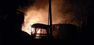 Artvin’de gece iki katlı evde yangın çıktı
