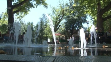 Aşırı sıcaktan bunalan başkentliler parklara akın etti
